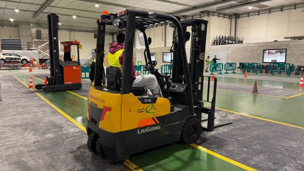 Dies d’exàmens al curs de logística – alumne practicant amb un carretó elevador dins el circuit de formació